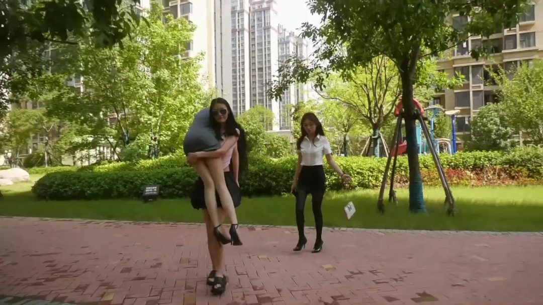 定拍转公映《绑票 》 上集 姐妹劫匪绑架了一个有钱女的准备好好多搞钱-3