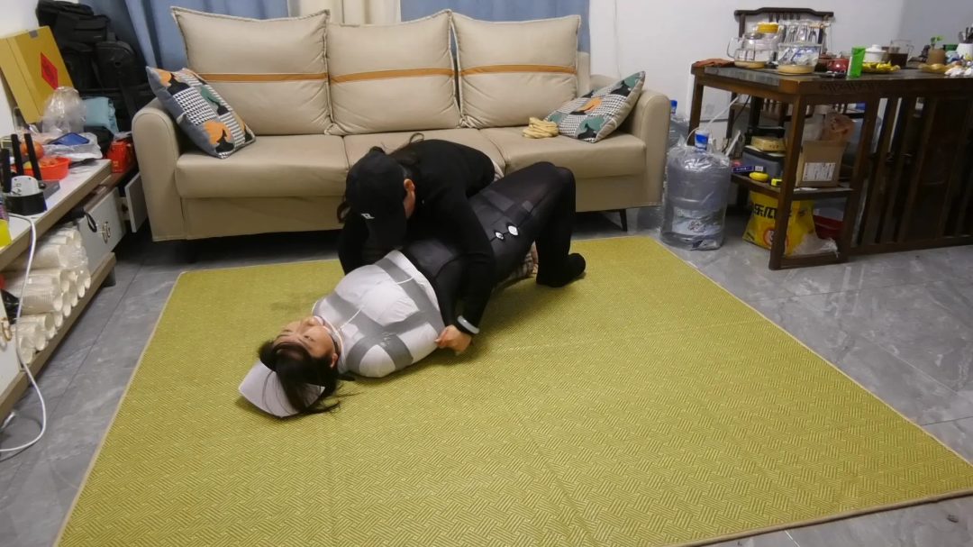 女护士被胶带丝袜多层包裹-5