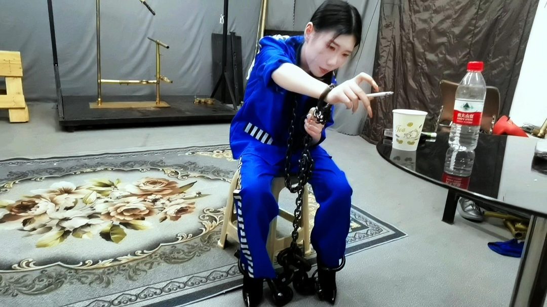女杀人犯因杀人无数被抓，被押进看收所，为了活命，讨好看守长，甘愿做看守长的女奴，真是一个好贱的骚犯.....-9