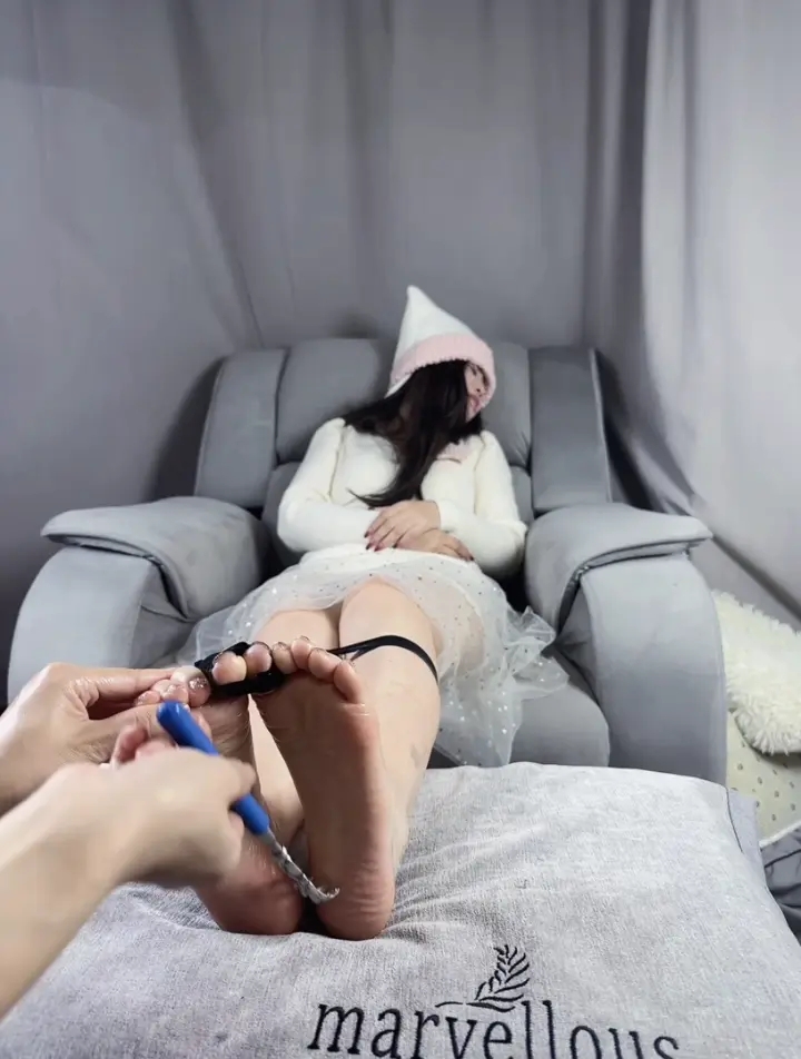 甜心妹妹护理TK挠脚心-2