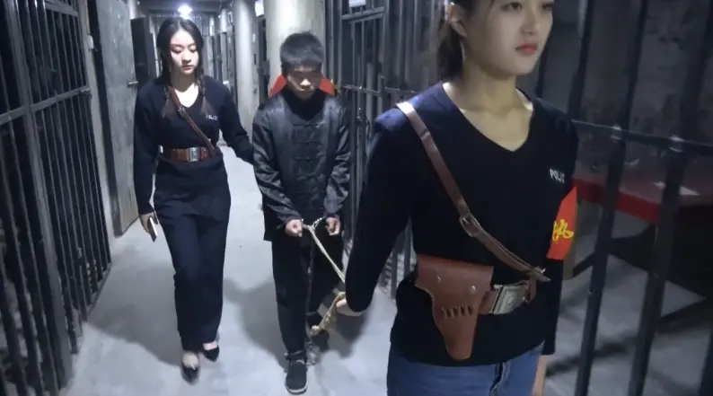 梦圆影视 三少女审问恶少-4