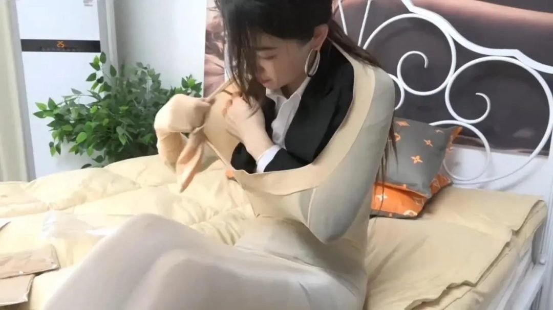 黑丝职业装美女被入室劫匪丝袜全包~！-3