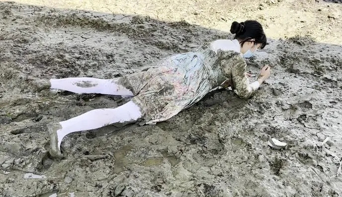甜系lolita臭水沟玩脏泥+衬衣白丝泥地打滚-6
