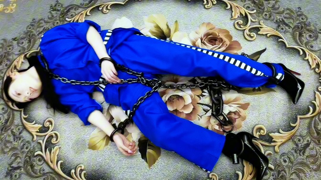 女杀人犯因杀人无数被抓，被押进看收所，为了活命，讨好看守长，甘愿做看守长的女奴，真是一个好贱的骚犯.....-12