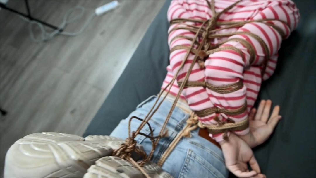 西域美女的绳艺风情，维族新人葡萄试镜第二季，口球驷马酷虐捆绑、痒刑测试，异族韵味的呻吟与闷笑，小蛮腰的诱人律动。一直认为，新人的所有第一次，才是这里真正的魅力所在-6