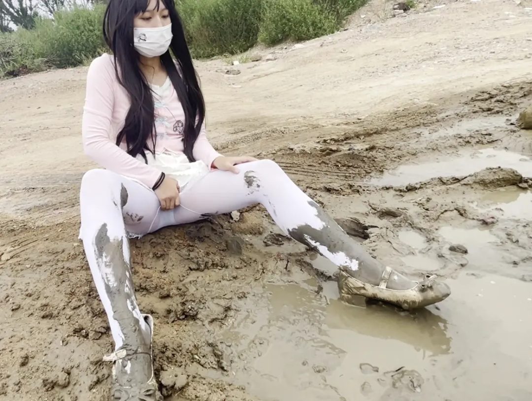 粉嫩小萝莉路边泥潭调教 全身弄脏-2