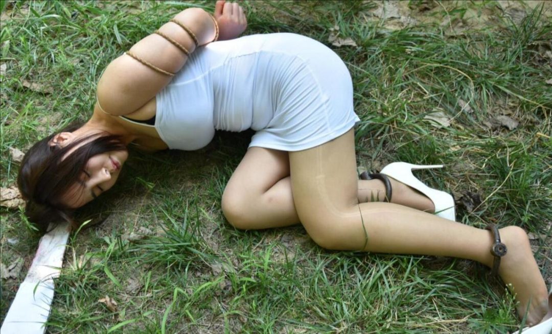 MJ影视 被押赴刑场的吊带美女-6