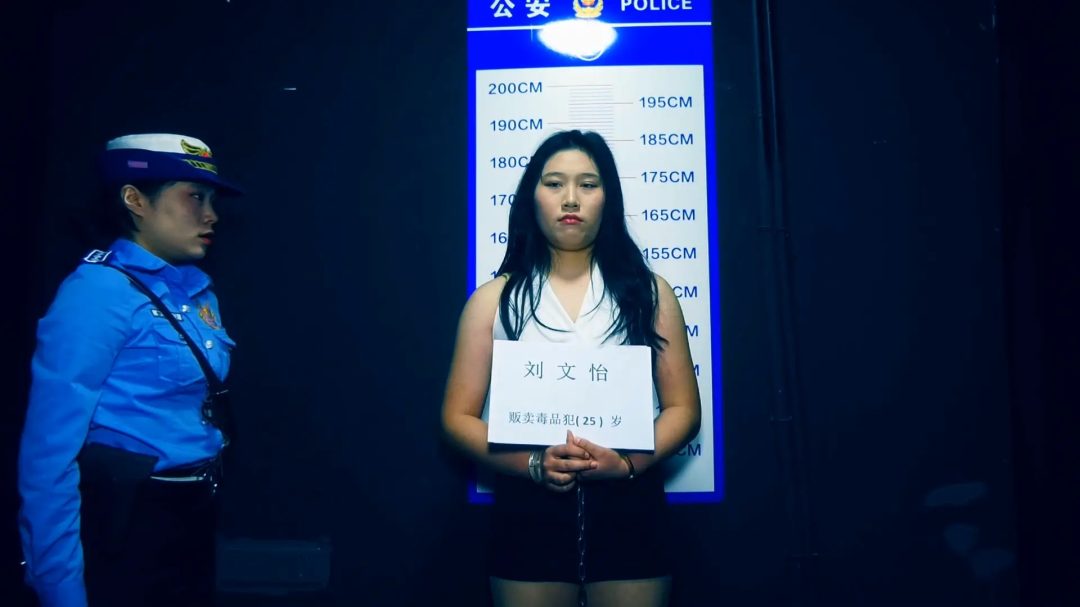 定拍转公映《女囚幻梦》 上集 刘文怡一直有一个做囚犯心思，她在网上搜看找到一个可以体验死囚犯地方，于是她大胆的去联系体验囚犯地方-4