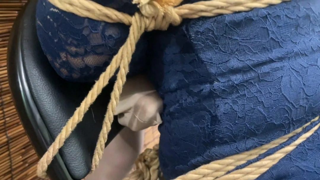 【云雀定拍】《遗产风波 下》继女调母手段再度升级，丝袜内裤套头叠加高跟捂脸，熟女董事长最终闷绝崩溃-7