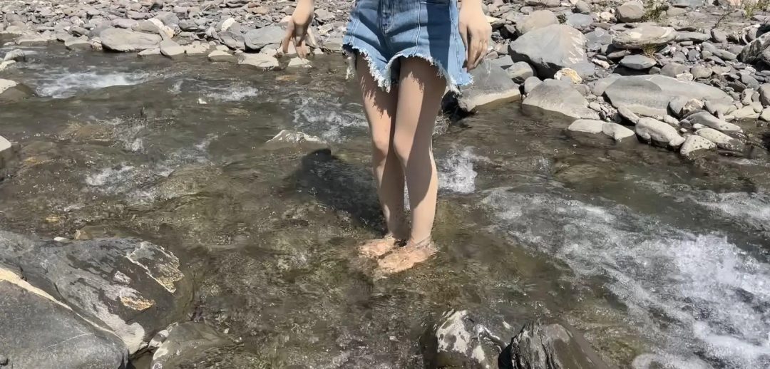 这是夏天的时候在藏区旅游的时候拍的全包视频，小晓直接激动的跳到小溪里面玩水，完全不顾自己是全包状态-9