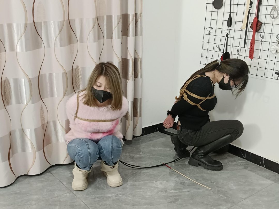 双女连缚股绳拔河（连缚 股绳 比赛）-5