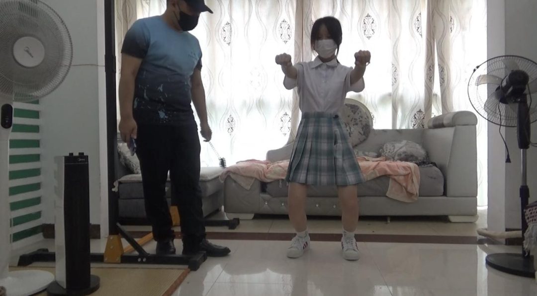 【琳媚】定拍深蹲马步 jk 妹子被罚马步 男人在一旁盯哨 鞭打快要坚持不住的妹子-5