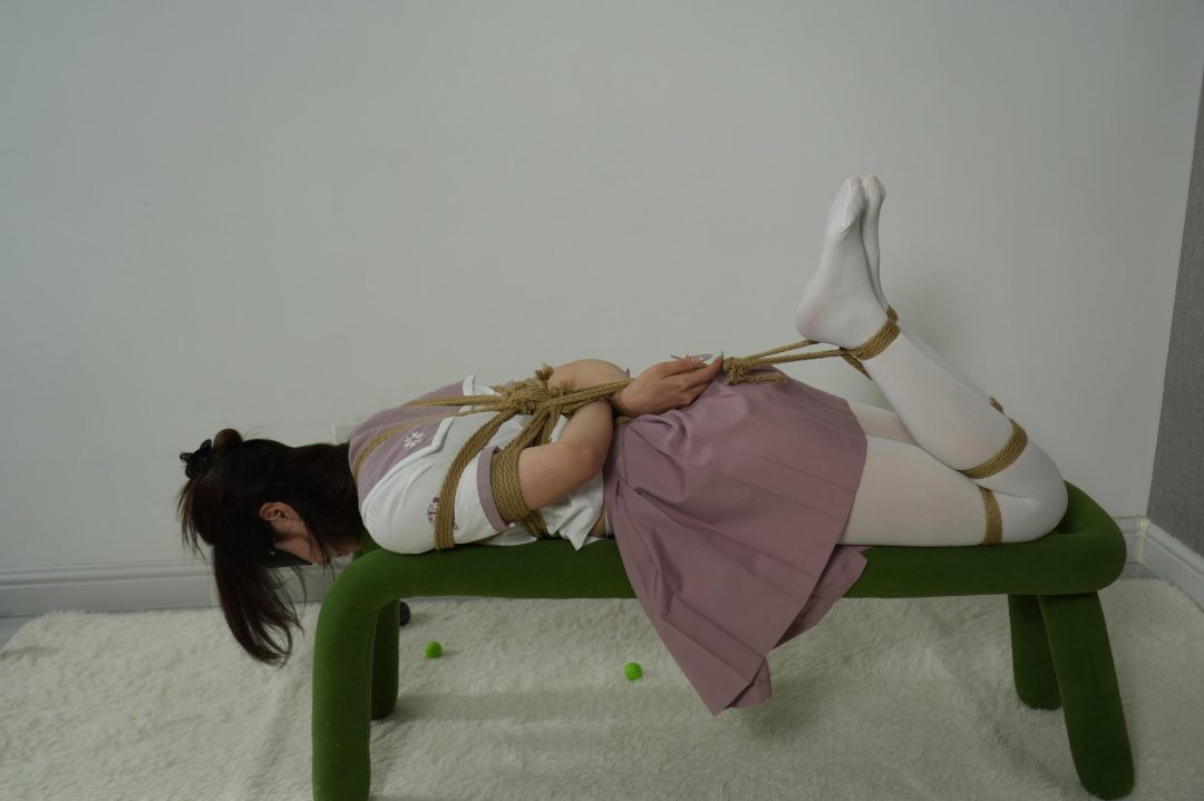 高冷女神芙芙绳缚之玩小狗游戏失败遭道具惩罚 皮鞭+筋膜枪+TK挠痒痒 双腿并绑+驷马调教-4