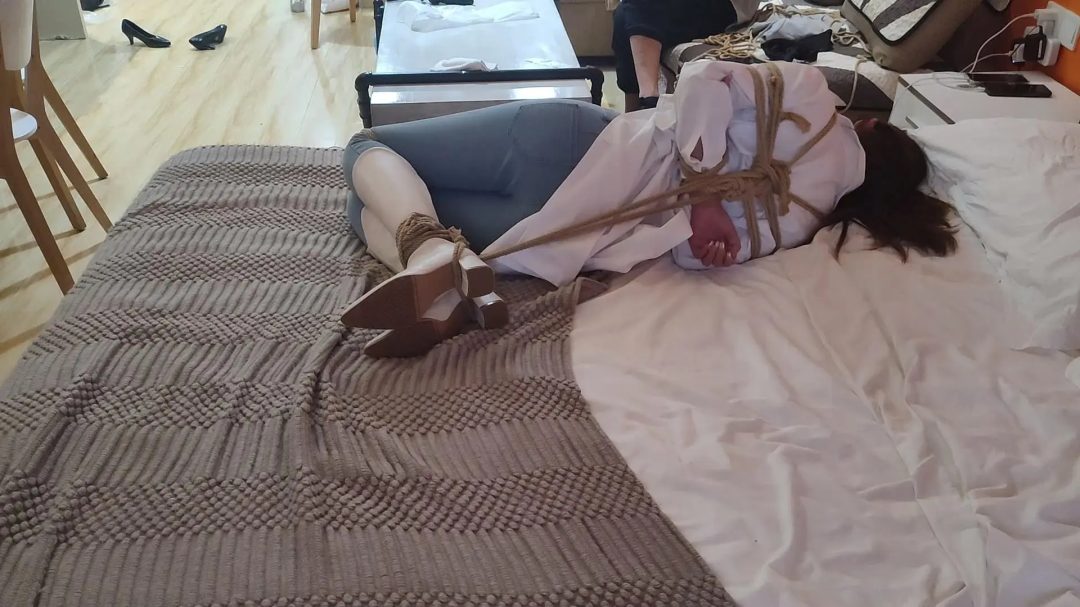 腐败的医生 腐败医生小蓝耽误患者病情，被患者绑架囚禁-2