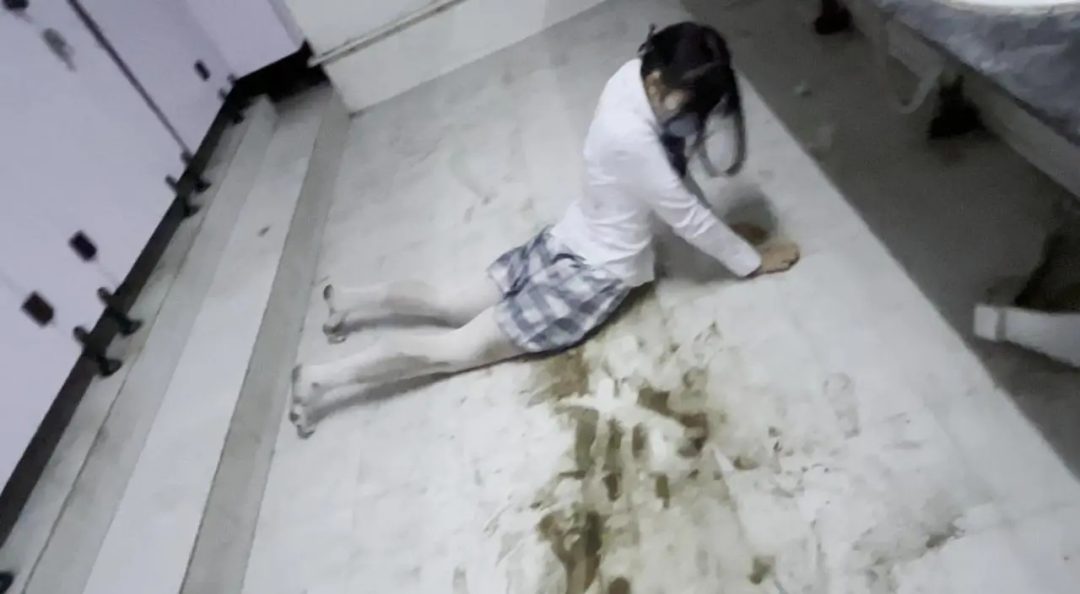 白丝jk妹子地库男厕所打滚浑身弄脏 视觉冲击-4