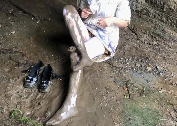 lo裙白丝雨天泥地弄脏 下水道打滚-8