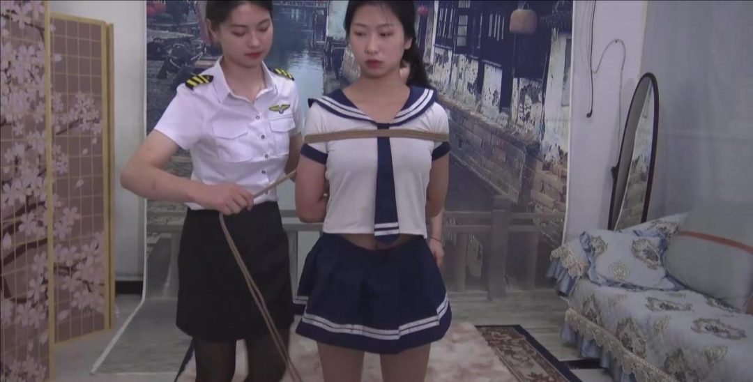 《扑克牌里的魔力 》 几个女M打牌玩捆绑游戏，谁输了会受到捆绑惩罚-2