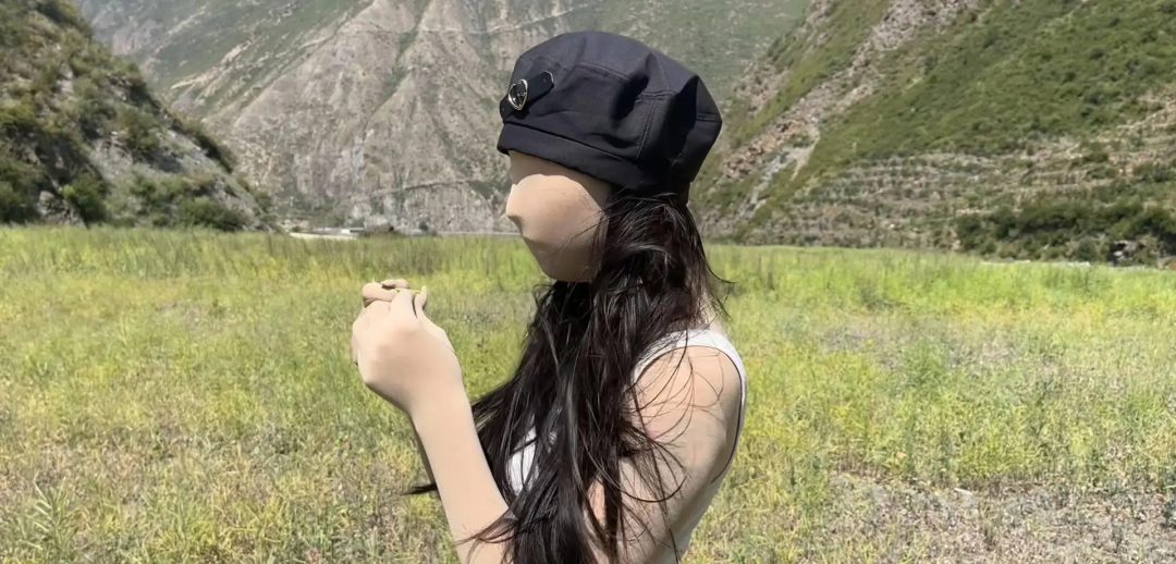 这是夏天的时候在藏区旅游的时候拍的全包视频，小晓直接激动的跳到小溪里面玩水，完全不顾自己是全包状态-5