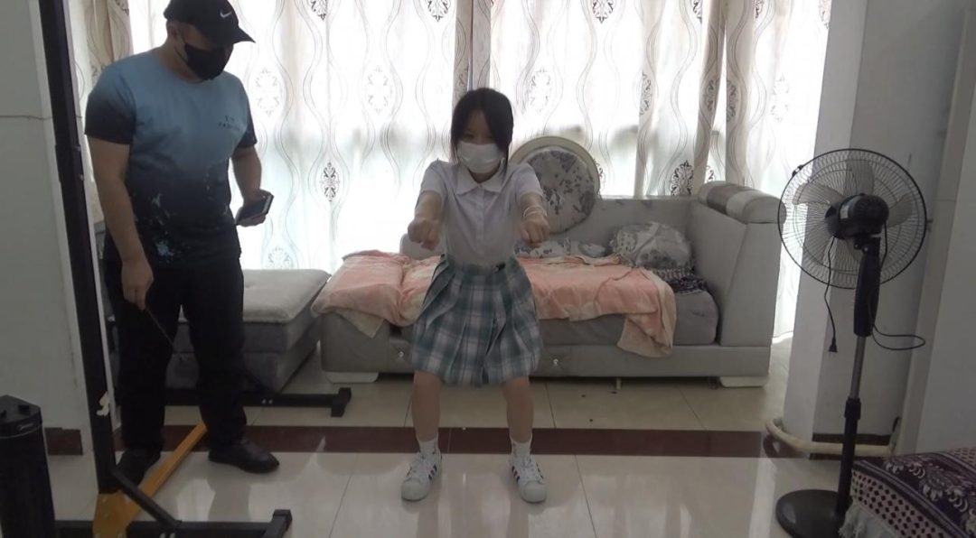 【琳媚】定拍深蹲马步 jk 妹子被罚马步 男人在一旁盯哨 鞭打快要坚持不住的妹子-3