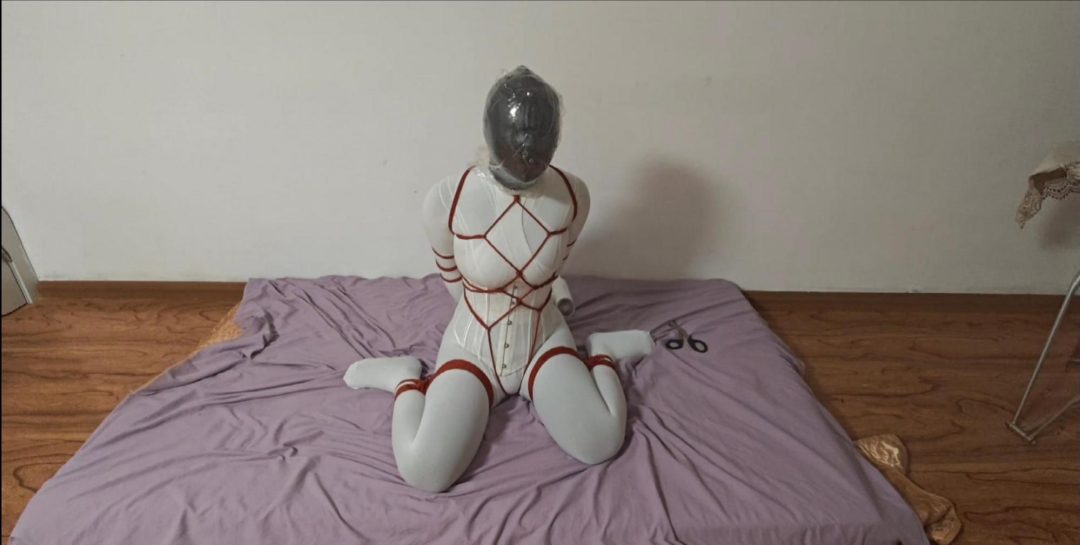 女女白色丝袜全包木乃伊，皮革头套，kig热缩袋，多层热缩袋，捆绑玩弄息窒-3