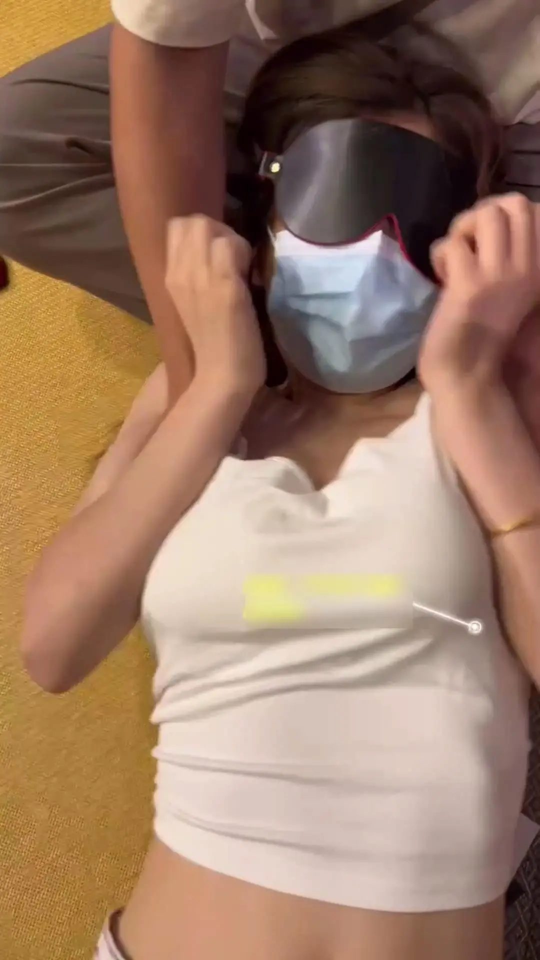 瓢城最新，满分学妹白丝足枷tk，抹油隔丝痒度加倍，双人上下其手猛烈挣扎-9