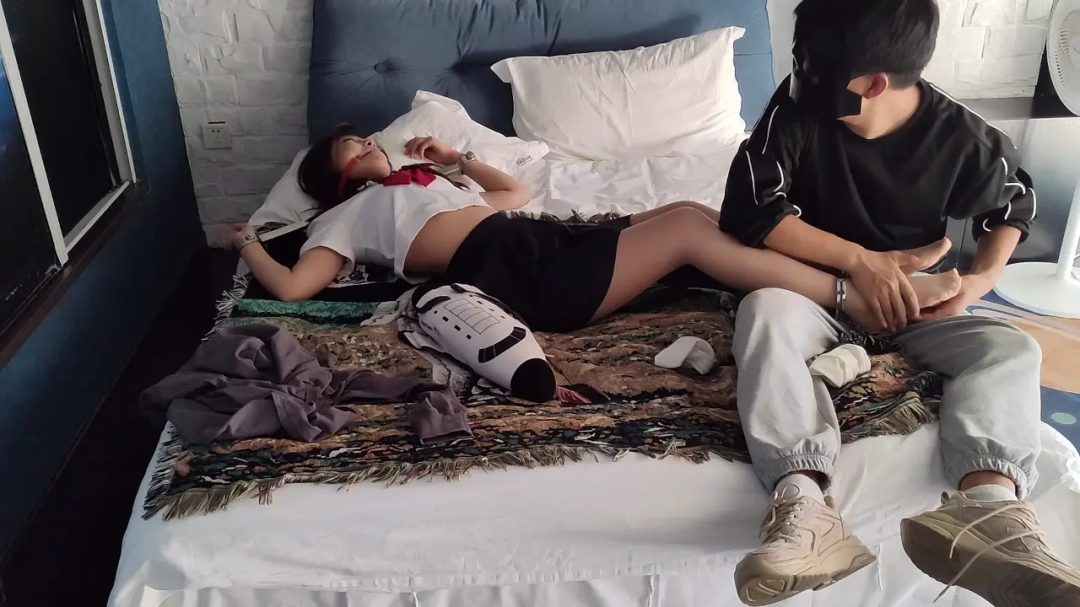 校服美女被镣铐抓捕刑具拘束胶带束缚-7