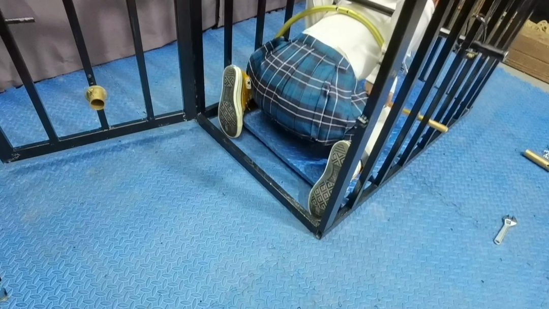 把月仙儿禁锢在特制的狗笼里,经过六道程续G栓在牢牢地紧固上去,最终经不住折磨骚水狂喷......-6