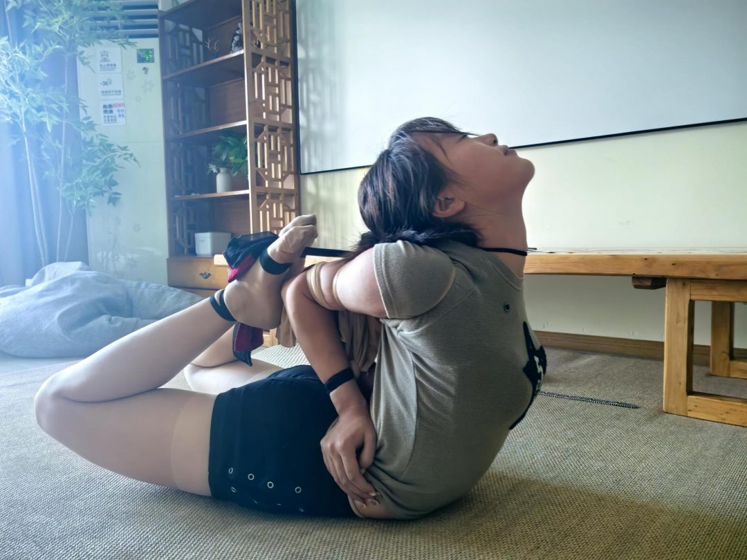 绳艺日常：柔韧性BUFF叠满的乌鱼，用丝袜绑一个小鸡缚+极限驷马，再用绳子来一遍直臂极限驷马-1