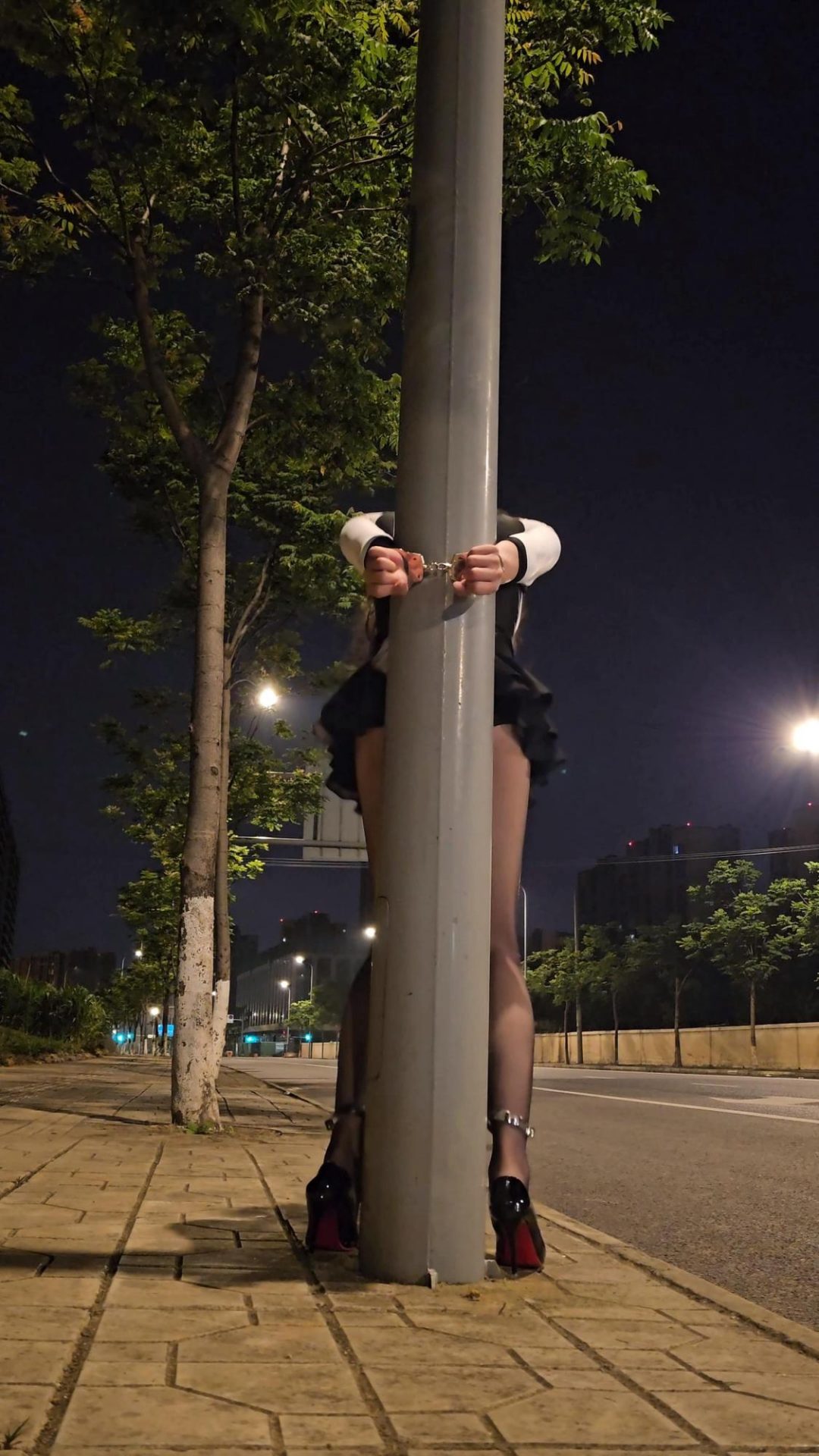 泳衣手铐脚铐臂铐在路灯上SubM-5