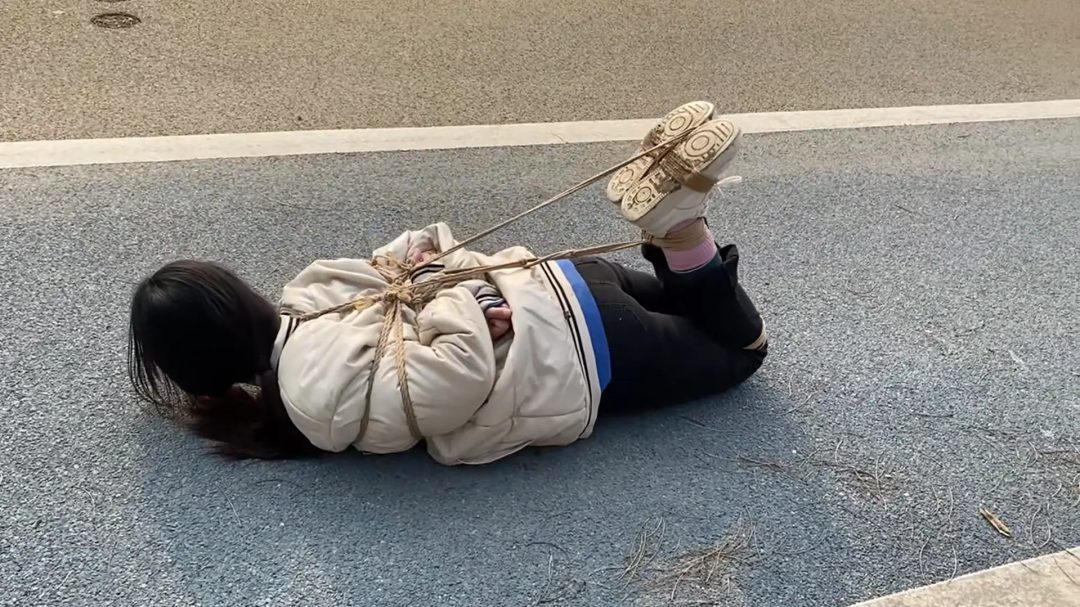 户外长时间捆绑蹦跳+户外驷马-16