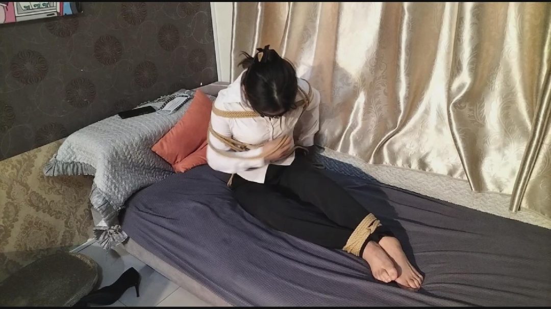老板小易遭受员捆绑，眼罩蒙眼，口球驷马，鞭打，蛙跳，最后逃脱-7