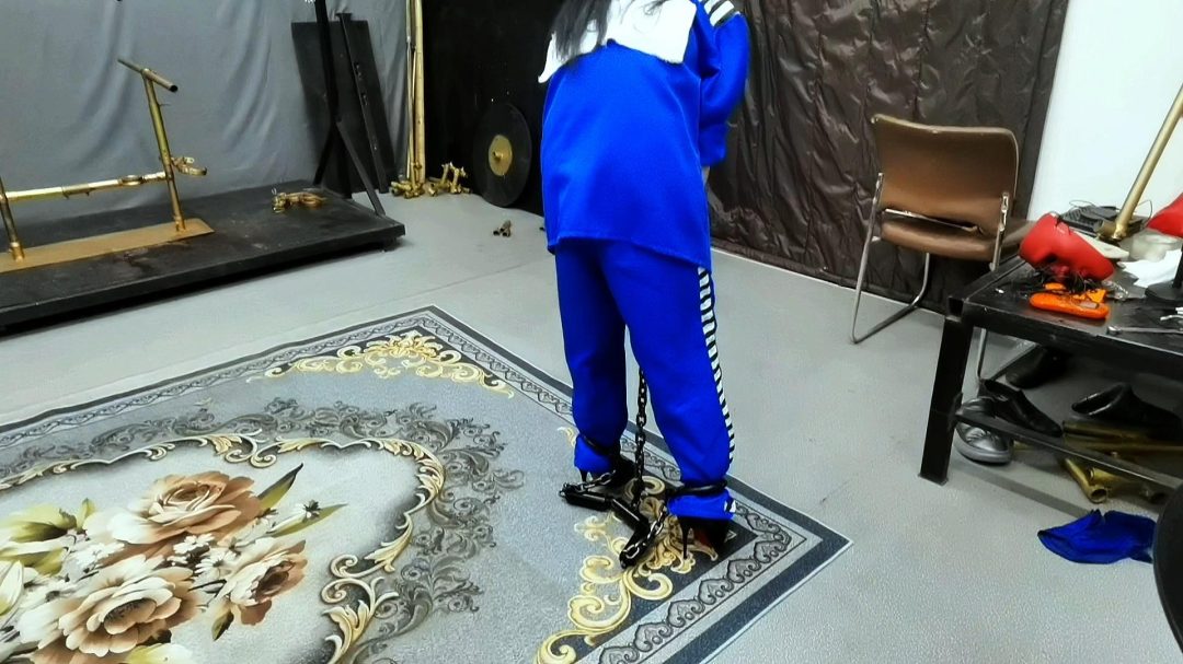 女杀人犯因杀人无数被抓，被押进看收所，为了活命，讨好看守长，甘愿做看守长的女奴，真是一个好贱的骚犯.....-2