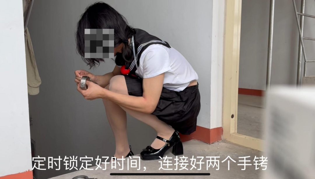 伪娘楼道手铐定时锁自缚➕痛苦的超大塞口球，穿丝袜高跟过程，钥匙随手扔掉听天命！-6