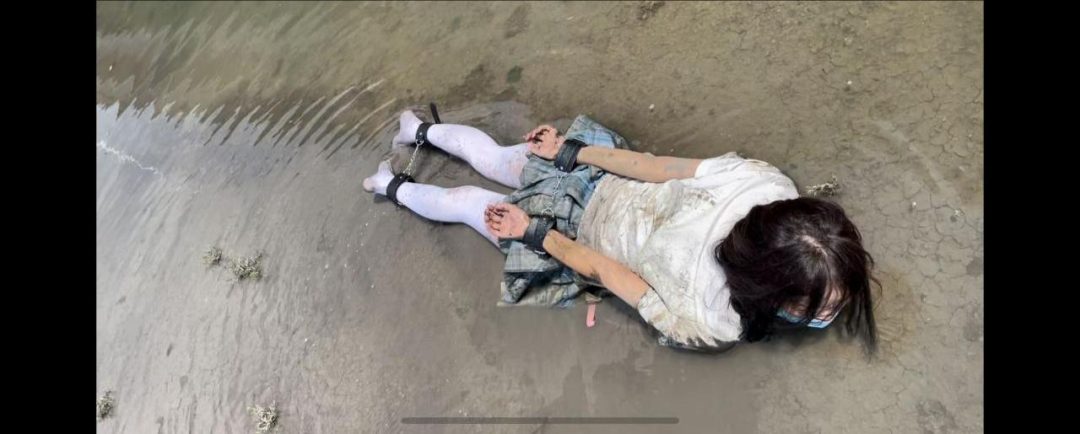 JK白丝臭水沟捆绑 路边朝路人展示 浑身弄脏 绝对刺激-5