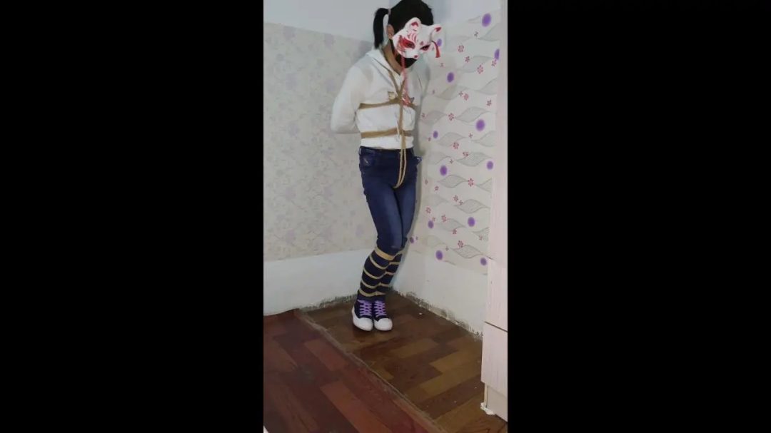 牛仔裤帆布鞋 并腿后手缚挣扎-2