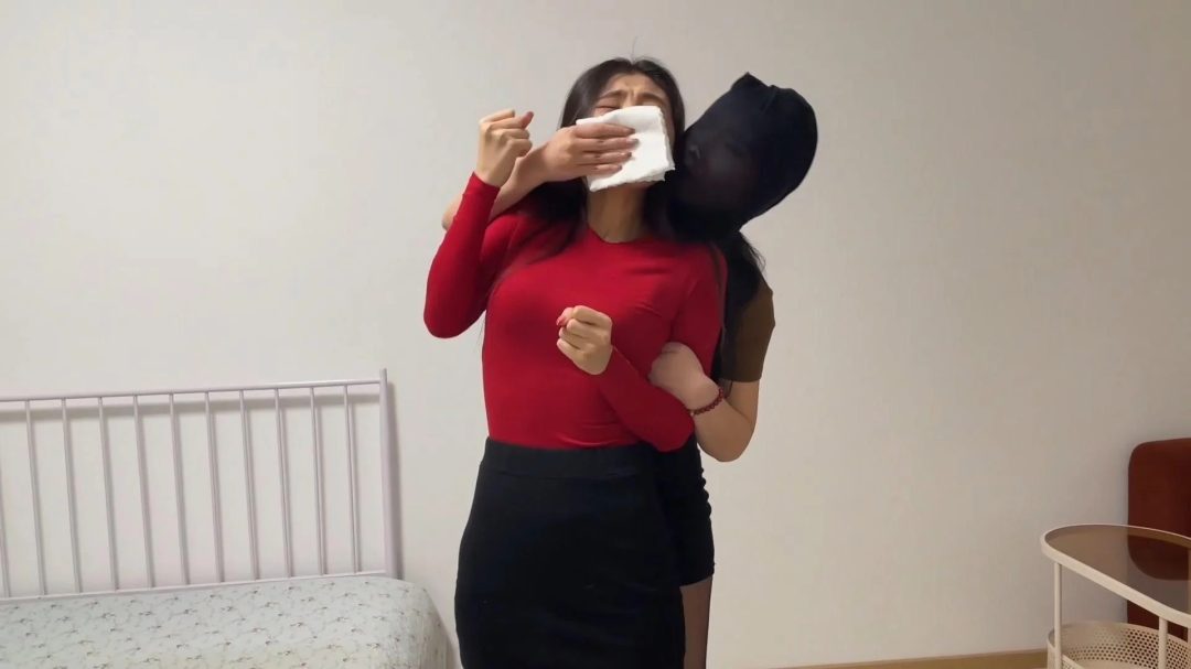 云雀定拍.公报私仇01.绑架惩罚刻薄的女总裁却意外遭遇屋中潜伏的神秘蒙面女人-12