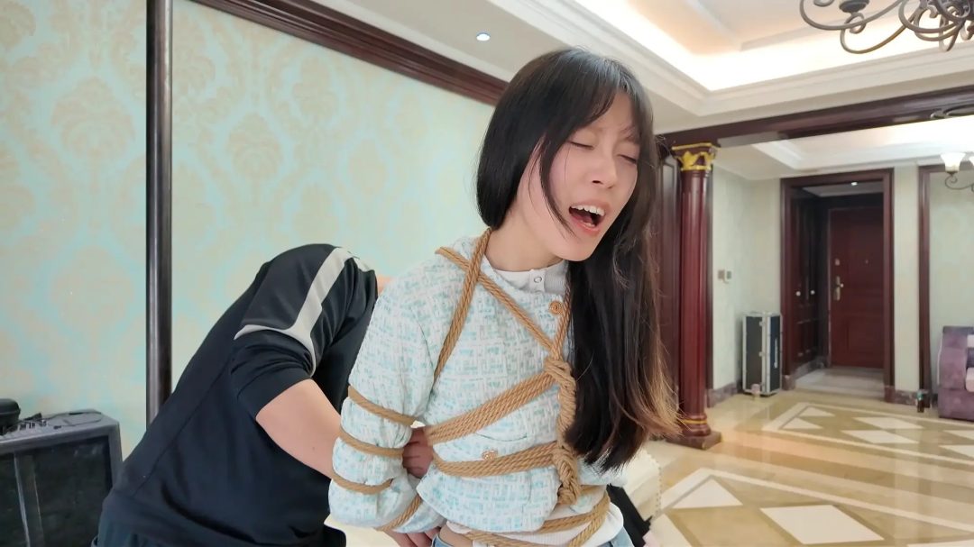 枫叶工作室原创定拍剧情 —《母女劫难》第三集 单亲母女与美女老师绑在椅子上 被房东老王欺凌-5