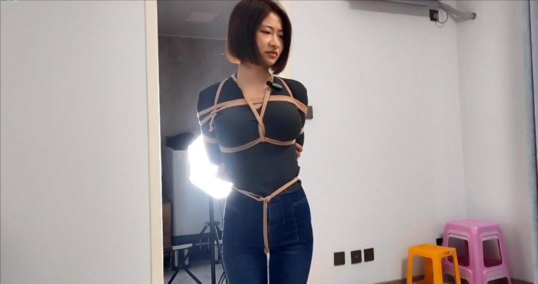 妞妞，魔鬼身材短发妹的小爱好第二季，沙发上的股绳驷马、近距离亵玩、TK、SP，扭动的小翘臀、美胸、白鞋与白袜的特别展示-3