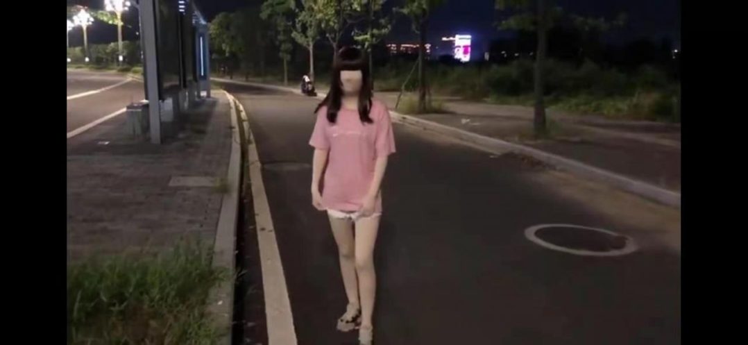 饭后穿zentai散步吸引路人眼球-5