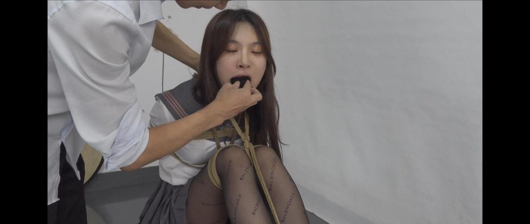 楚楚挑战黑丝堵嘴团缚和大号口球超紧驷马放置-4