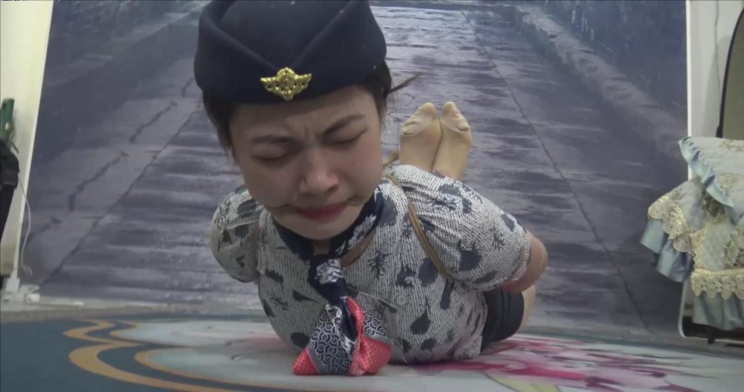 《极限紧缚 》 空姐被绑架回来，被各种捆绑，还把舌头给绑上-2