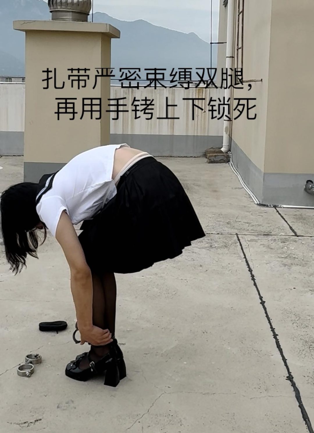天台手脚铐定时锁惊险自缚&脱白袜塞嘴毫无退路QAQ～摔倒腿都磕破了-5