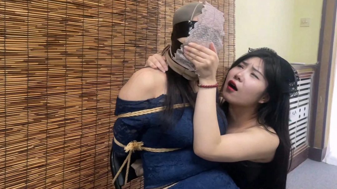 【云雀定拍】《遗产风波 下》继女调母手段再度升级，丝袜内裤套头叠加高跟捂脸，熟女董事长最终闷绝崩溃-11