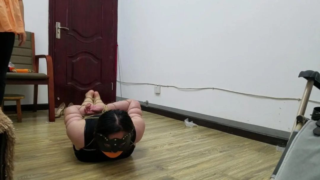 记忆之绳定拍：男女S捆捆堵折磨中年胖女M-7