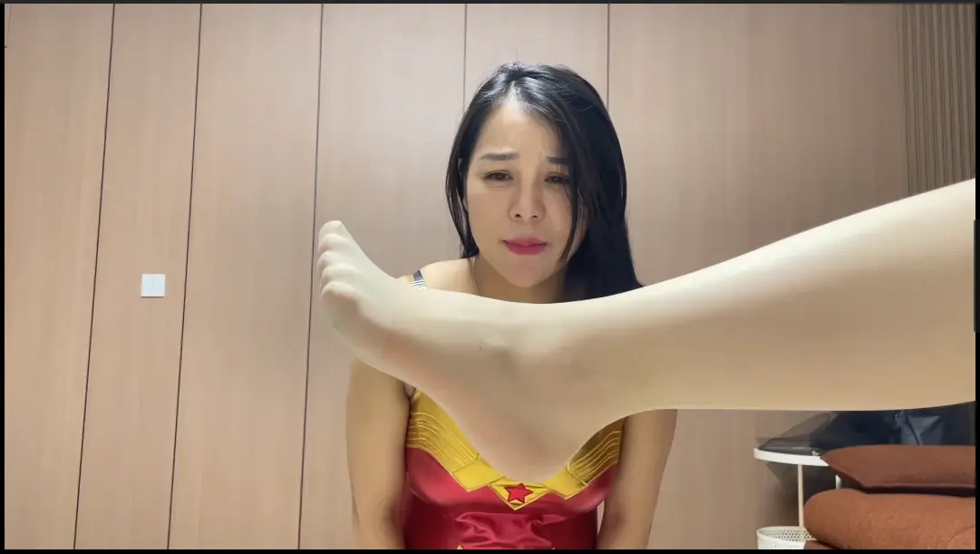 神奇女侠ryona羞辱展示（二） 舔脚 口球 挣扎 凌辱 踩踏 折腿 女调女 挑逗 闻脚 COSPLAY-14