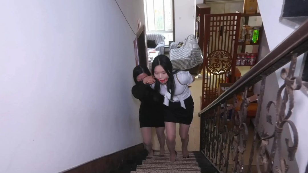 女白领的灾难》 上集 女白领下班回到家没有锁门被尾随跟踪来的女劫匪入室捆绑-6