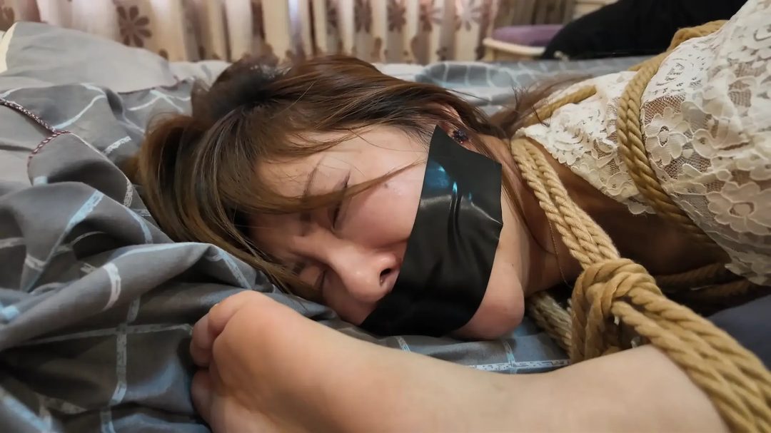 枫叶工作室原创定拍剧情—《母女劫难》第二集 单亲母女被房东老王囚禁虐待 美女老师上门家访发现隐情 逃跑失败。。-4 枫叶工作室原创定拍剧情—《母女劫难》第二集 单亲母女被房东老王囚禁虐待 美女老师上门家访发现隐情 逃跑失败。。-4