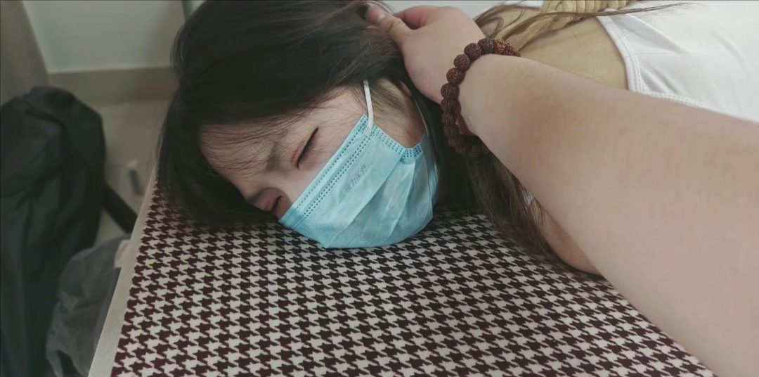 微剧情 《入室抢劫 》 照镜子+渔网袜+打屁股+掐脖子-5