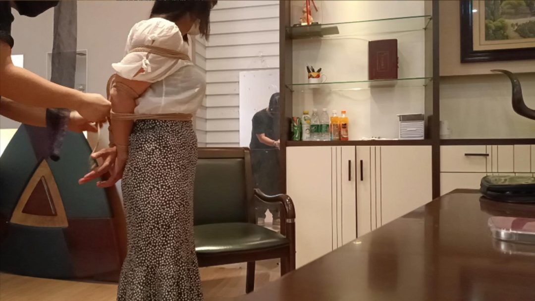 办公室捆绑丝袜堵嘴并蒙嘴-3