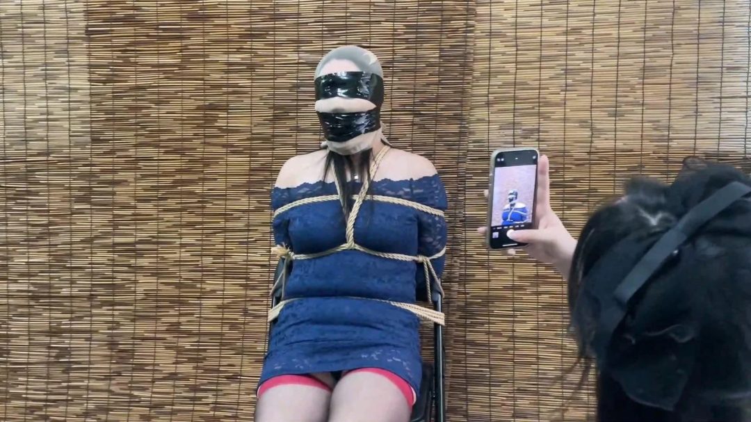 【云雀定拍】《遗产风波 下》继女调母手段再度升级，丝袜内裤套头叠加高跟捂脸，熟女董事长最终闷绝崩溃-5